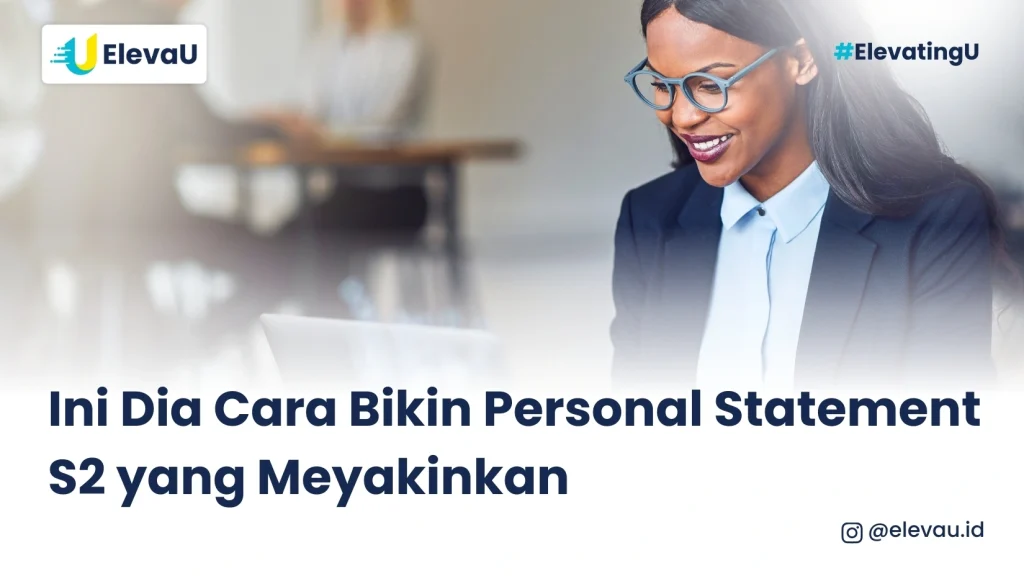 Seorangw anita sedang menulis personal statement