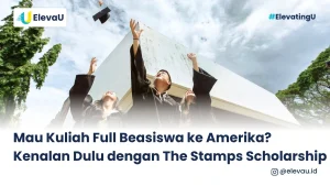wisudawan sedang melempar toga ke atas untuk merayakan kelulusan