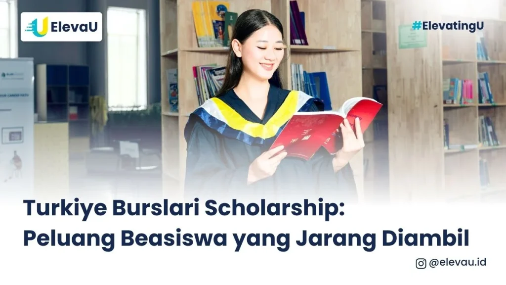 Seorang wisudawati tersenyum melihat buku