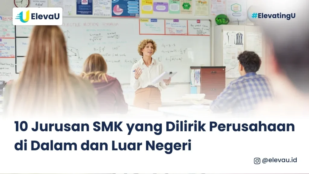 seorang guru SMK sedang mengajar di kelas