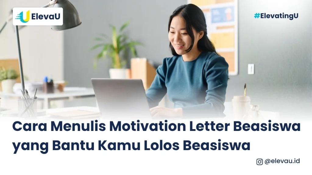 Seorang wanita sedang menulis motivation letter untuk apply beasiswa