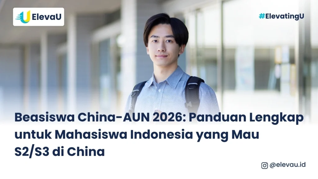Seorang mahasiswa berpose depan kamera