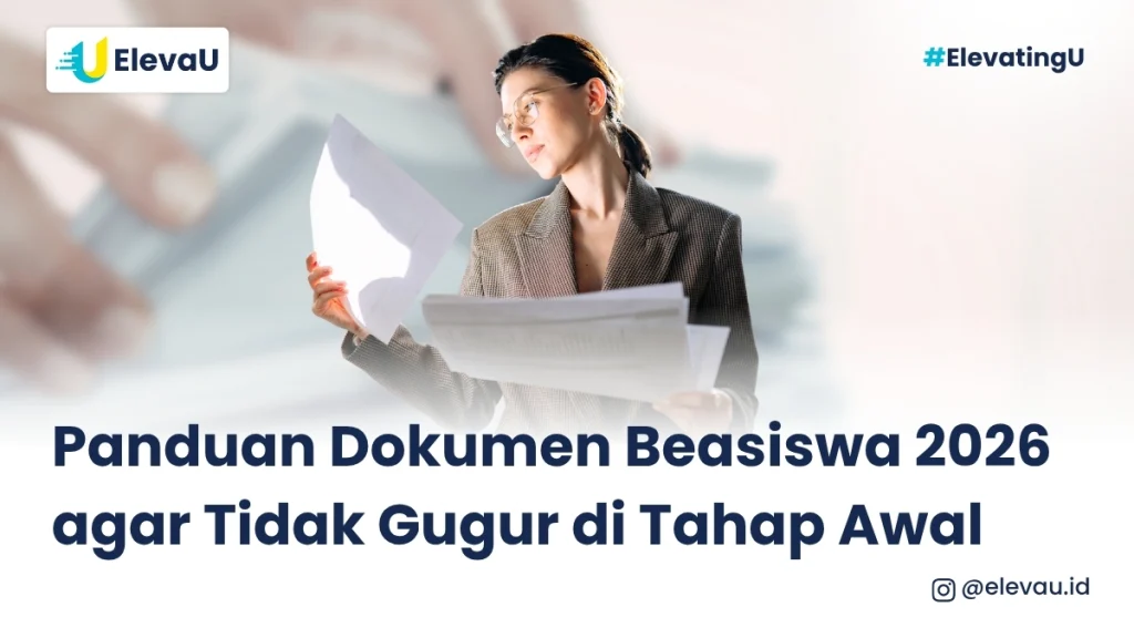 Seorang wanita sedang memeriksa lembaran dokumen beasiswa