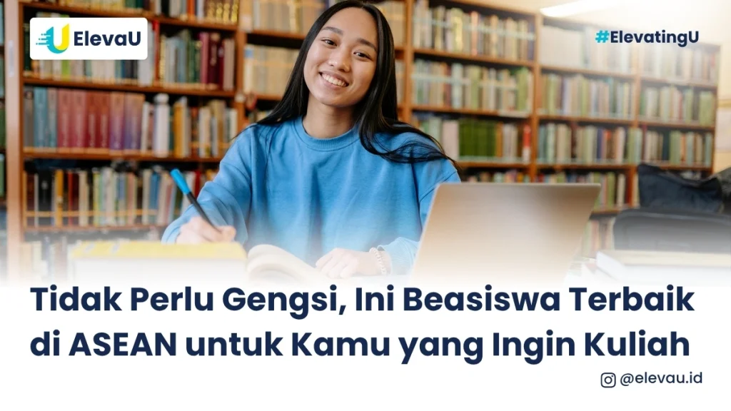 Seorang siswi tersenyum ke arah kamera mengenakan baju biru
